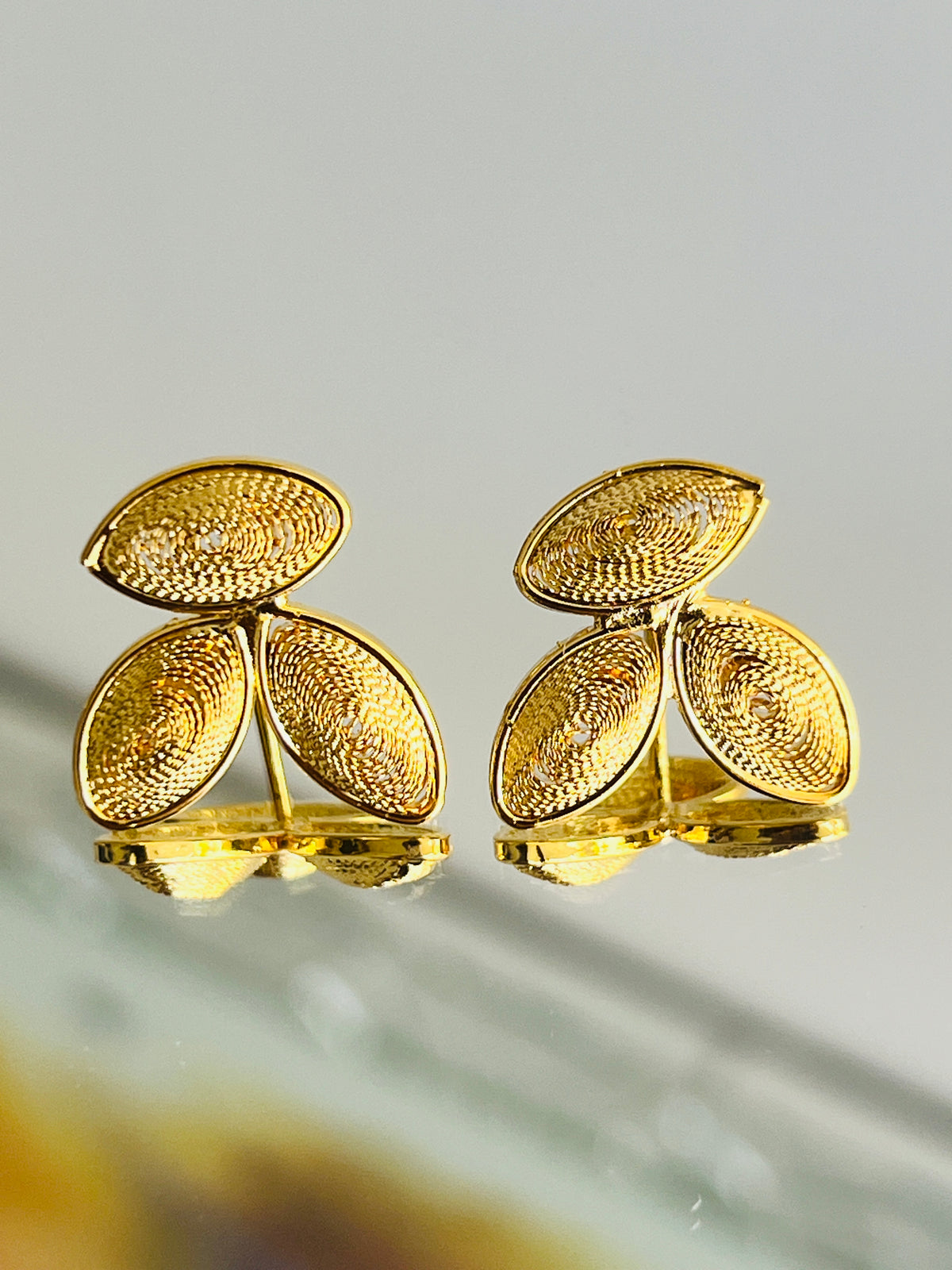 Aretes Botón Hoja Doble en Enchape en oro 24K