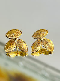 Aretes Botón Hoja Doble en Enchape en oro 24K — vista 1
