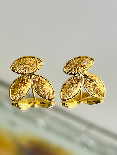 Aretes Botón Hoja Doble en Enchape en oro 24K