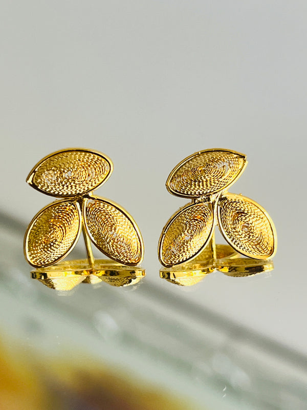 Aretes Botón Hoja Doble en Enchape en oro 24K