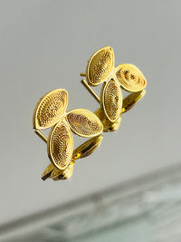 Aretes Botón Hoja Doble en Enchape en oro 24K — vista 2