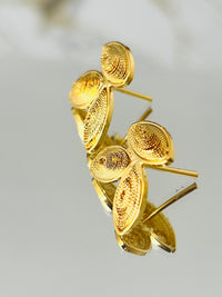 Aretes Botón Hoja Doble en Enchape en oro 24K — vista 3