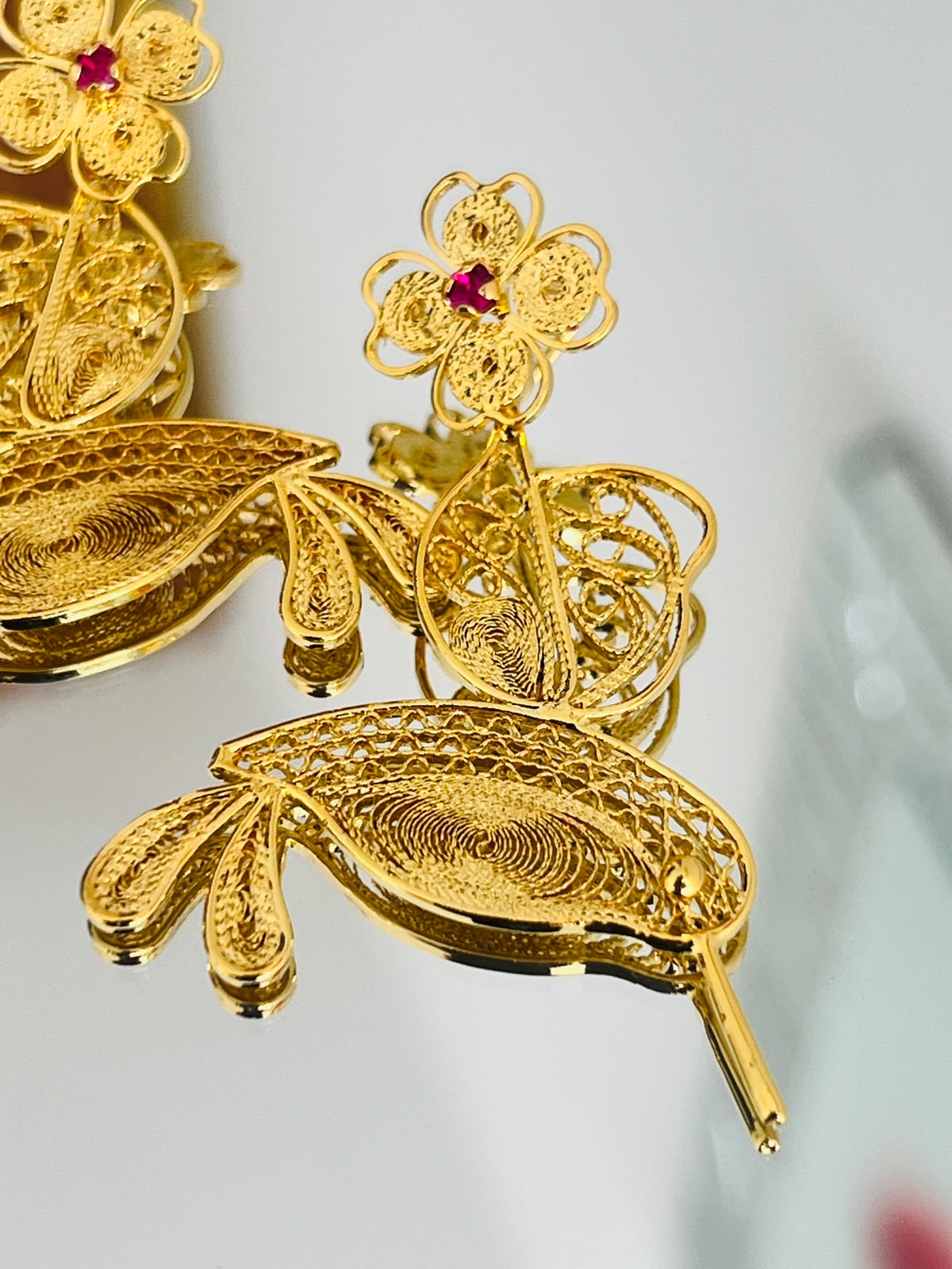 Aretes Colibrí con Piedra Roja