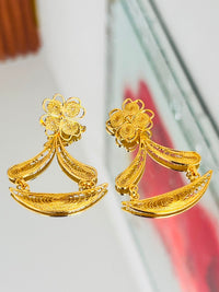 Aretes Media Luna con Flor en oro 18K — vista 1
