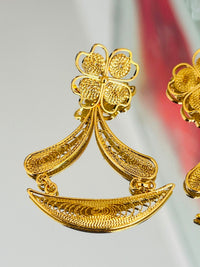 Aretes Media Luna con Flor en oro 18K — vista 2