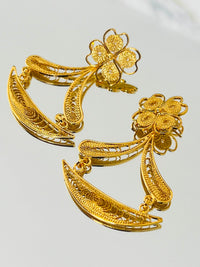Aretes Media Luna con Flor en oro 18K — vista 3