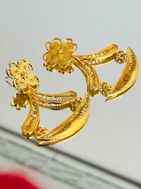 Aretes Media Luna con Flor en oro 18K — vista 4