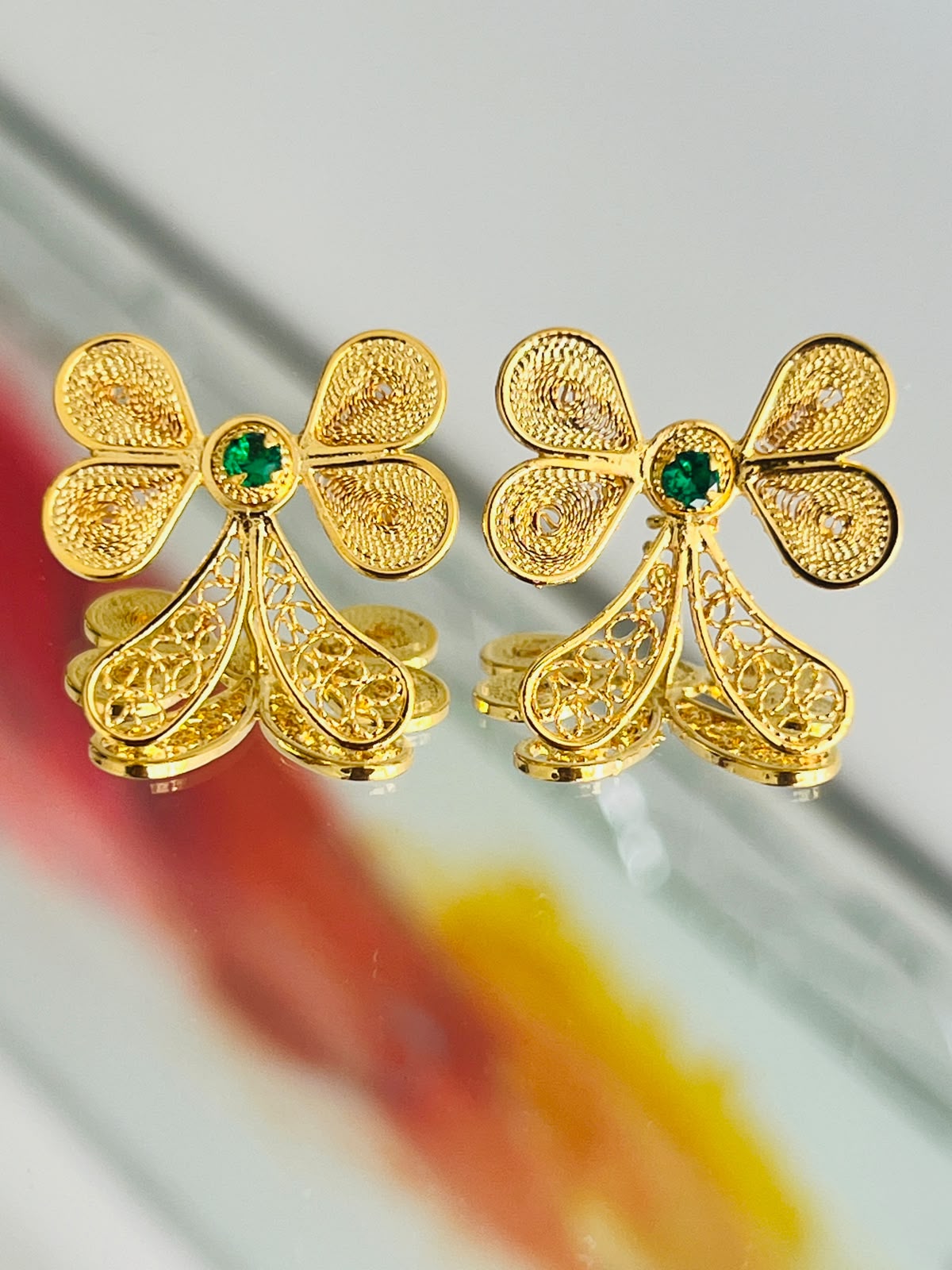 Aretes Trébol con Piedra Verde en oro 18K